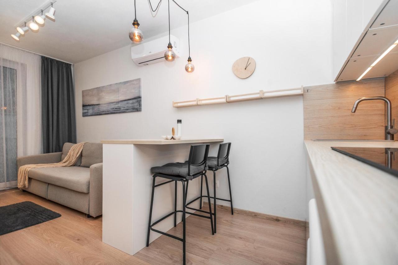 City Center Apartment - Modern & Elegant Bratislava Bagian luar foto
