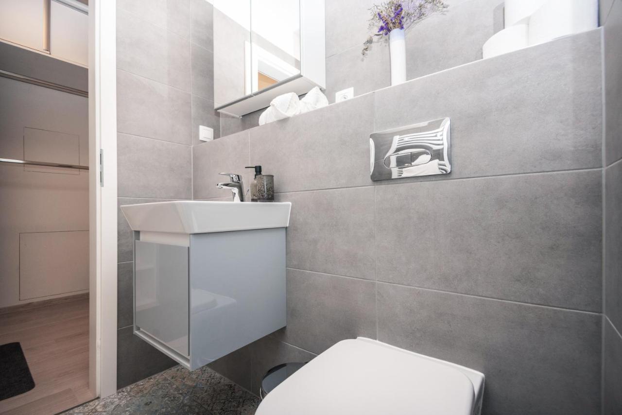 City Center Apartment - Modern & Elegant Bratislava Bagian luar foto