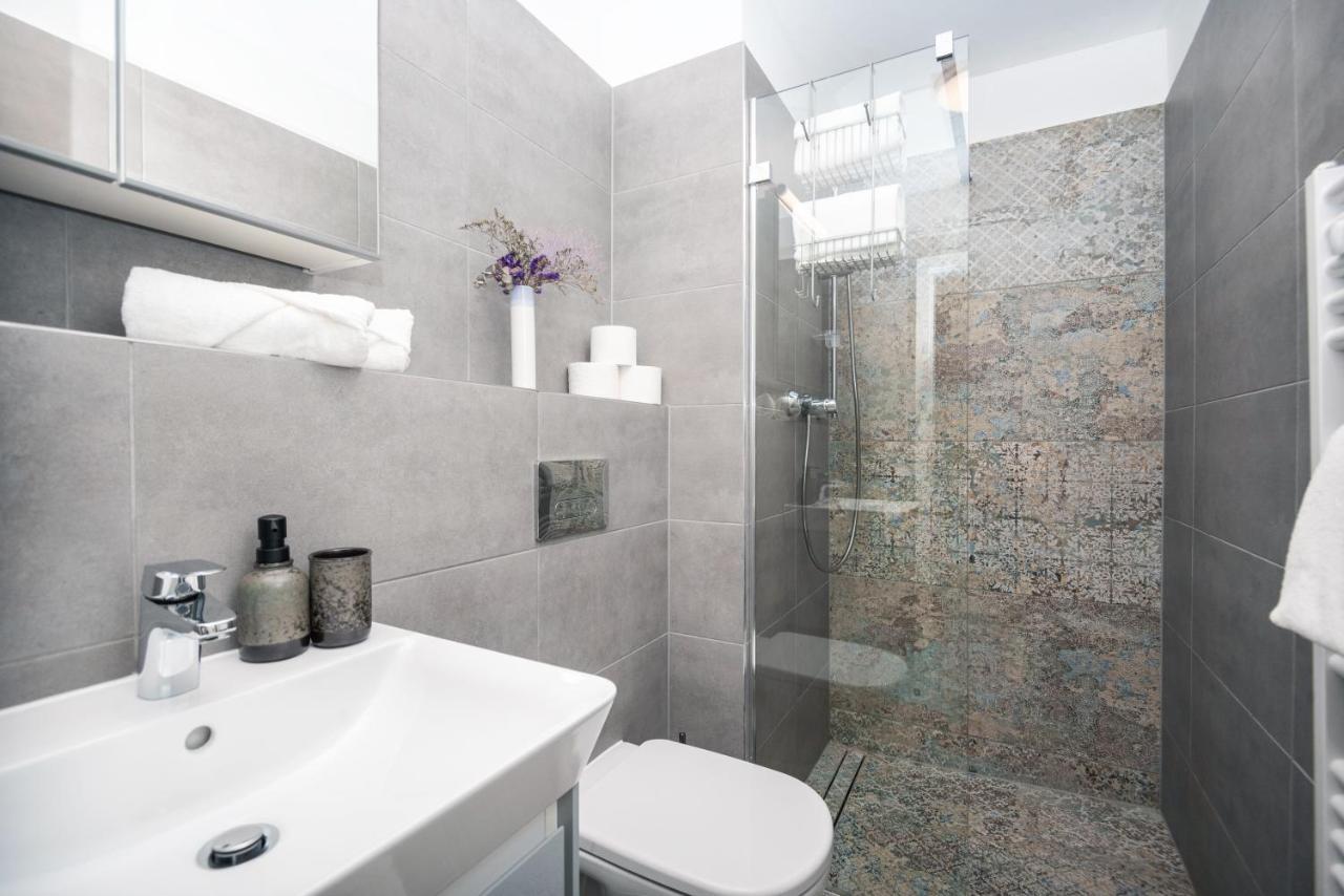 City Center Apartment - Modern & Elegant Bratislava Bagian luar foto