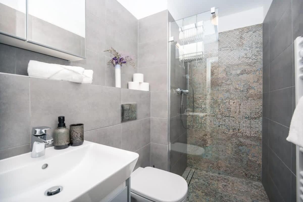 City Center Apartment - Modern & Elegant Bratislava Bagian luar foto