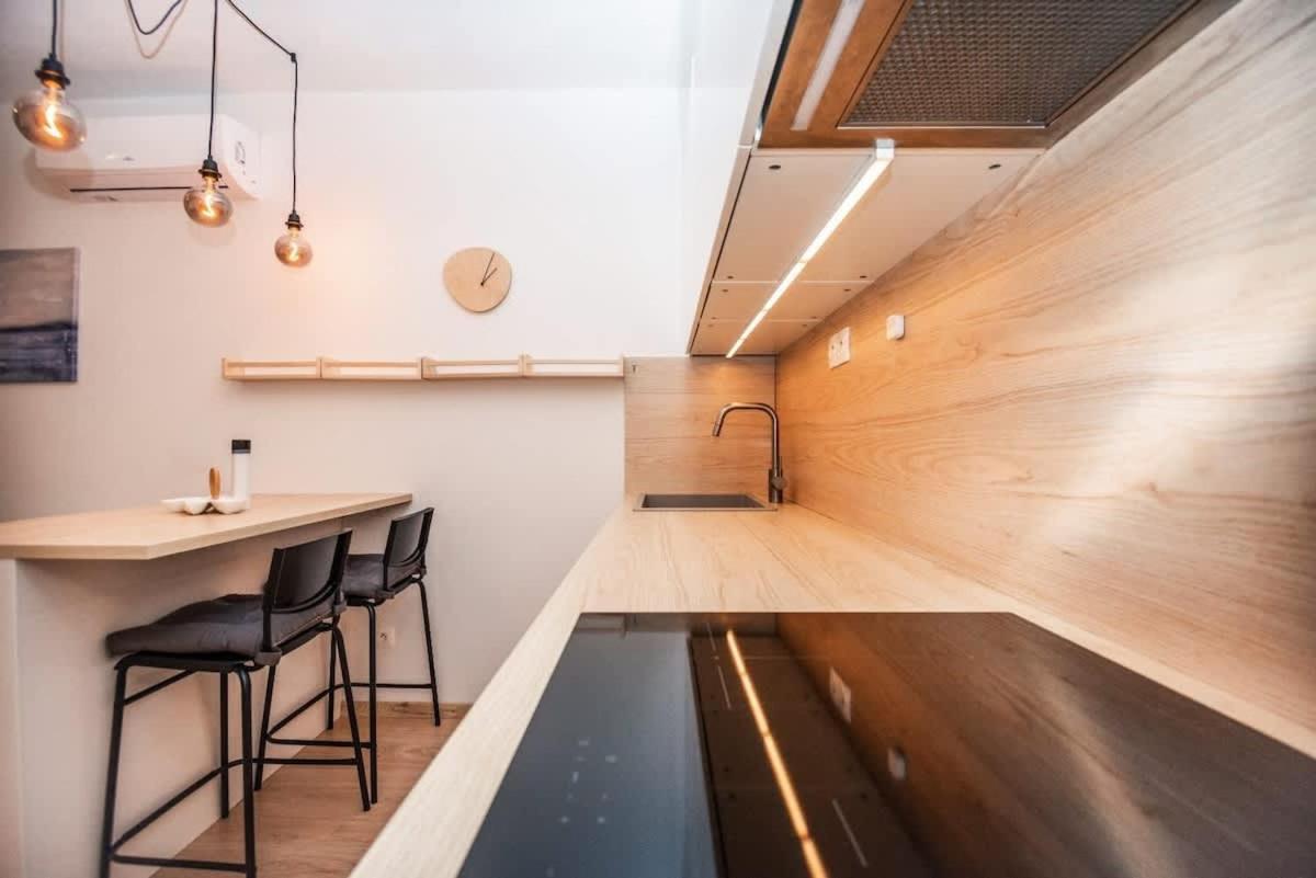 City Center Apartment - Modern & Elegant Bratislava Bagian luar foto