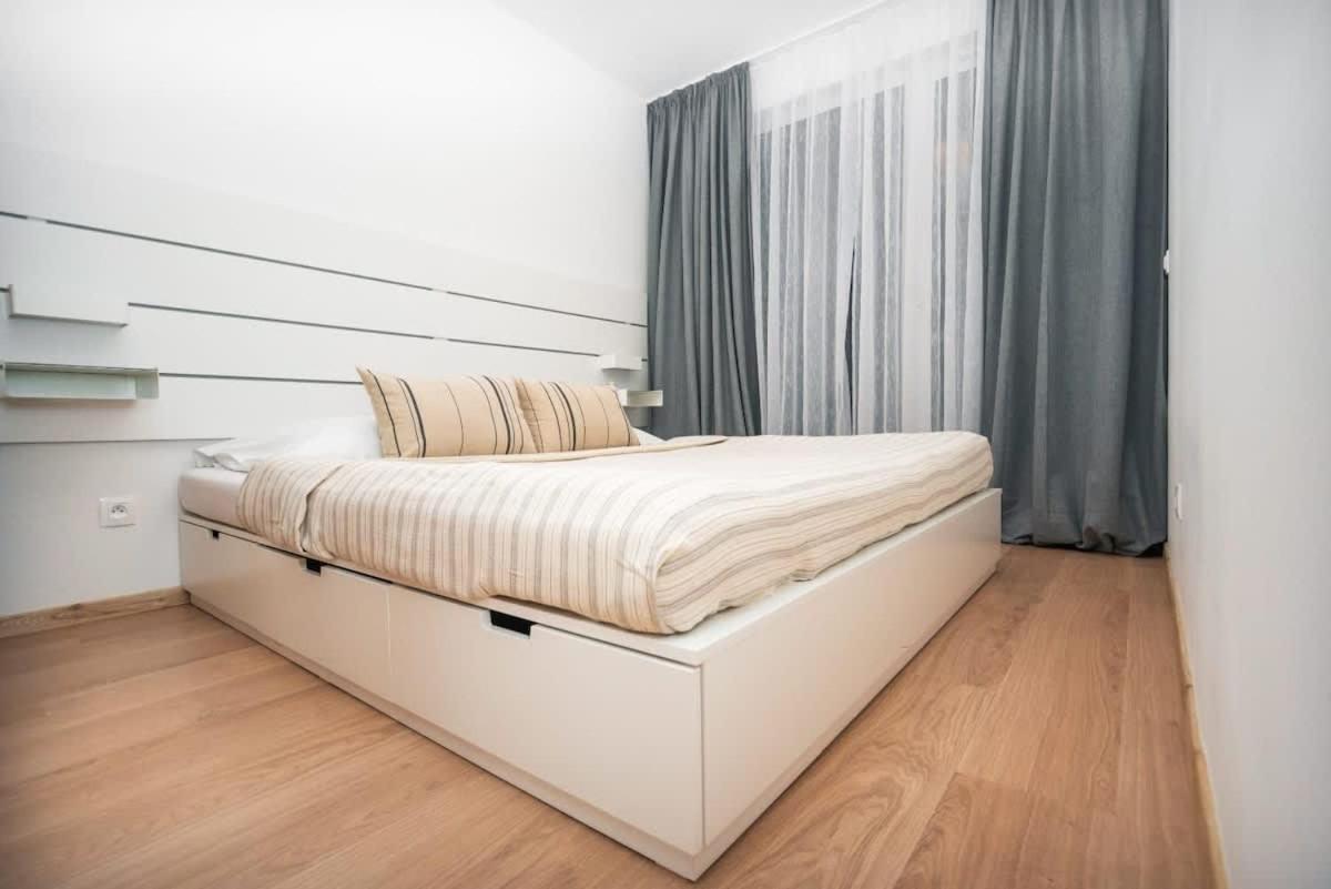 City Center Apartment - Modern & Elegant Bratislava Bagian luar foto