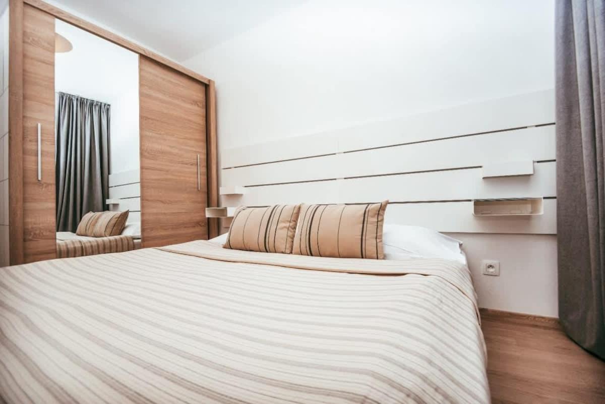 City Center Apartment - Modern & Elegant Bratislava Bagian luar foto