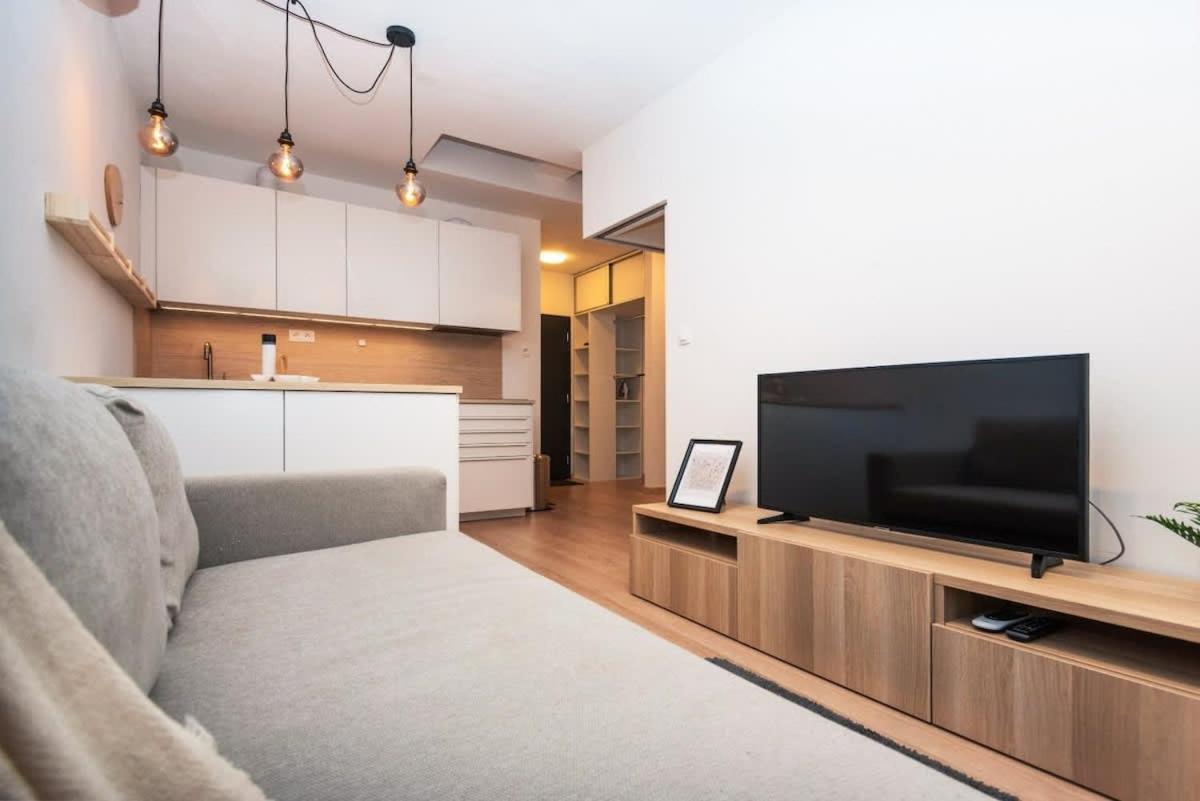 City Center Apartment - Modern & Elegant Bratislava Bagian luar foto